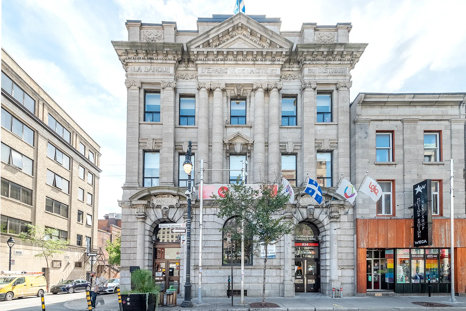 La Banque Sainte-Catherine, Village