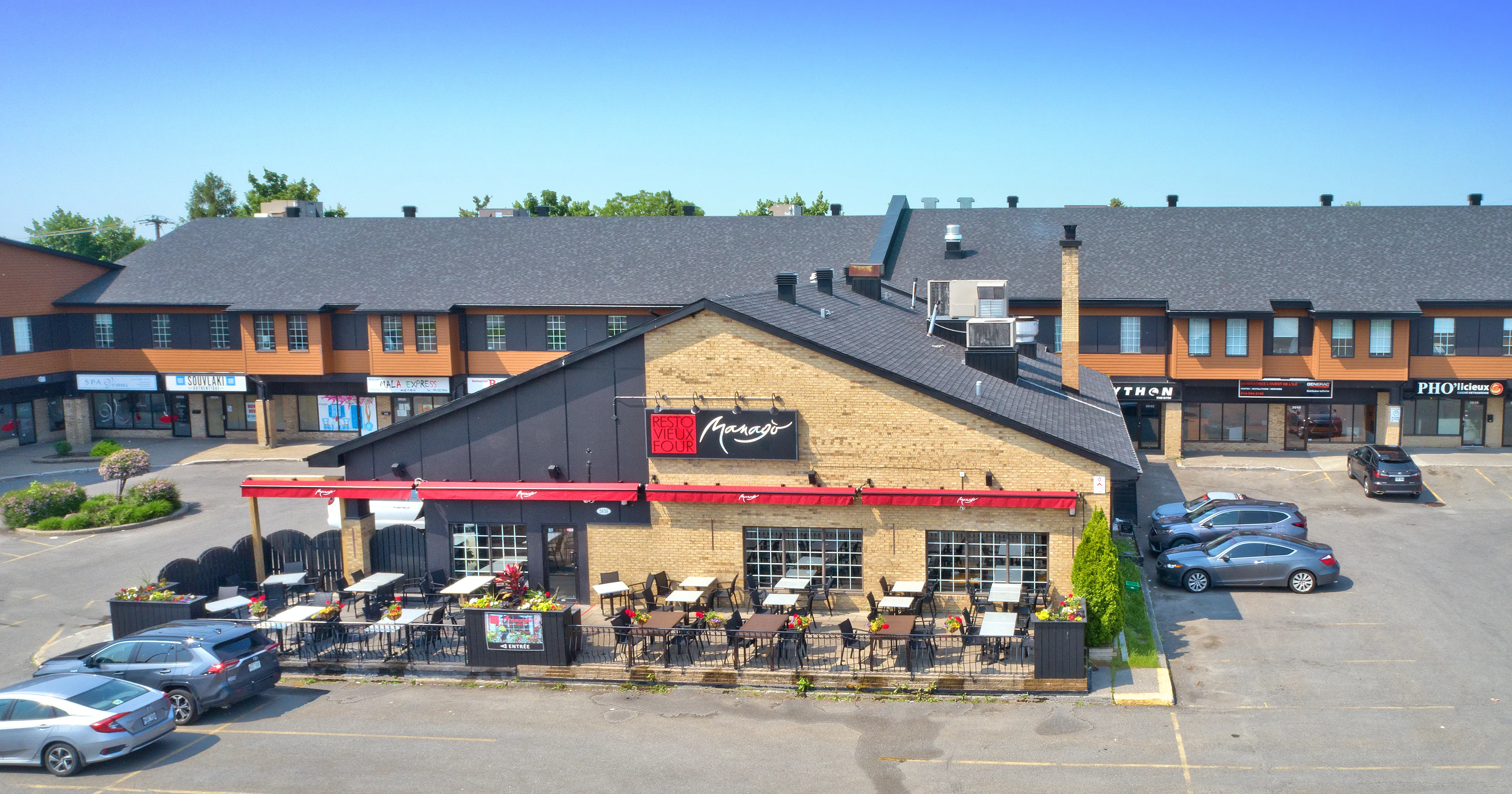 Restaurant with its summer terrace
