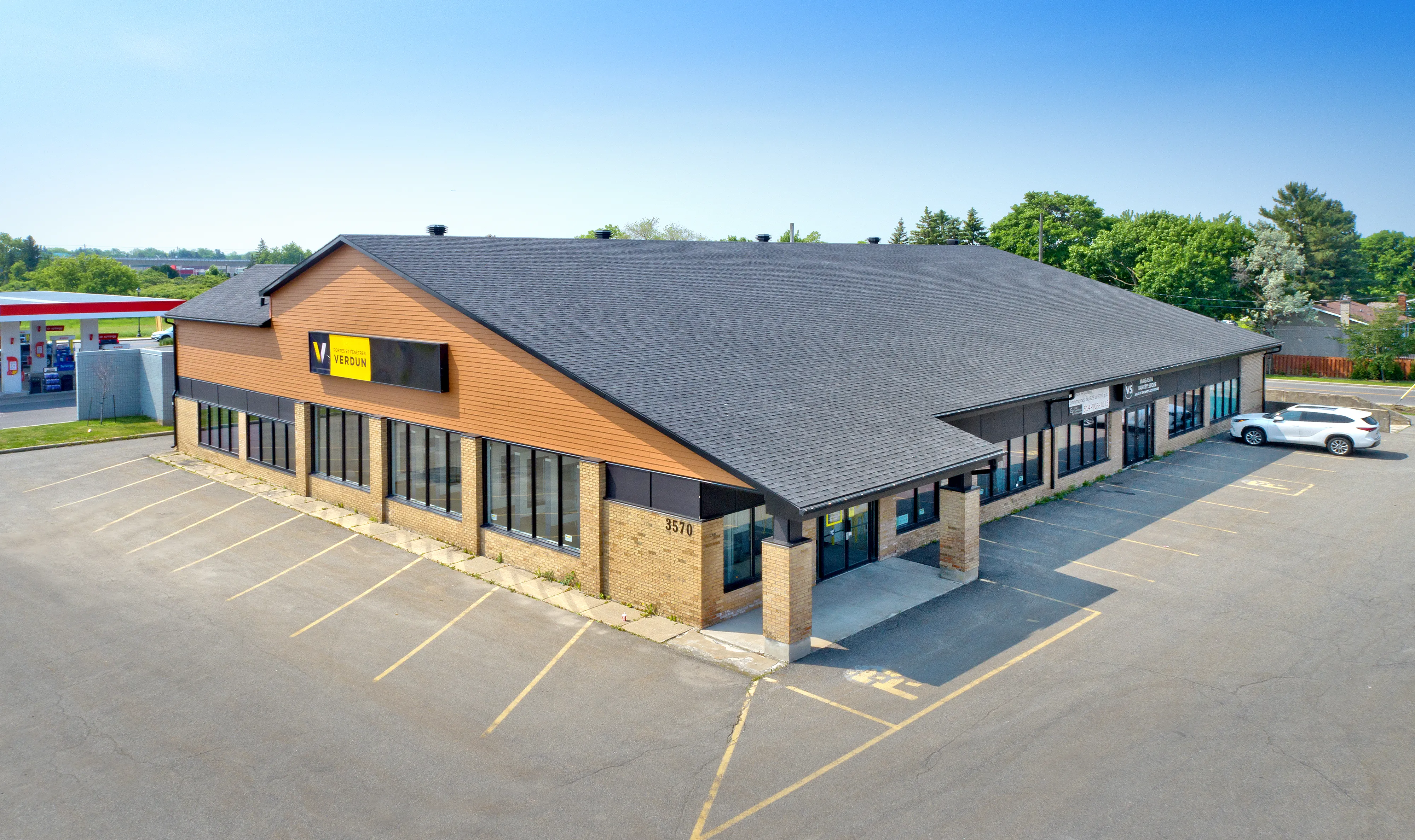 Freestanding pad building on the site
