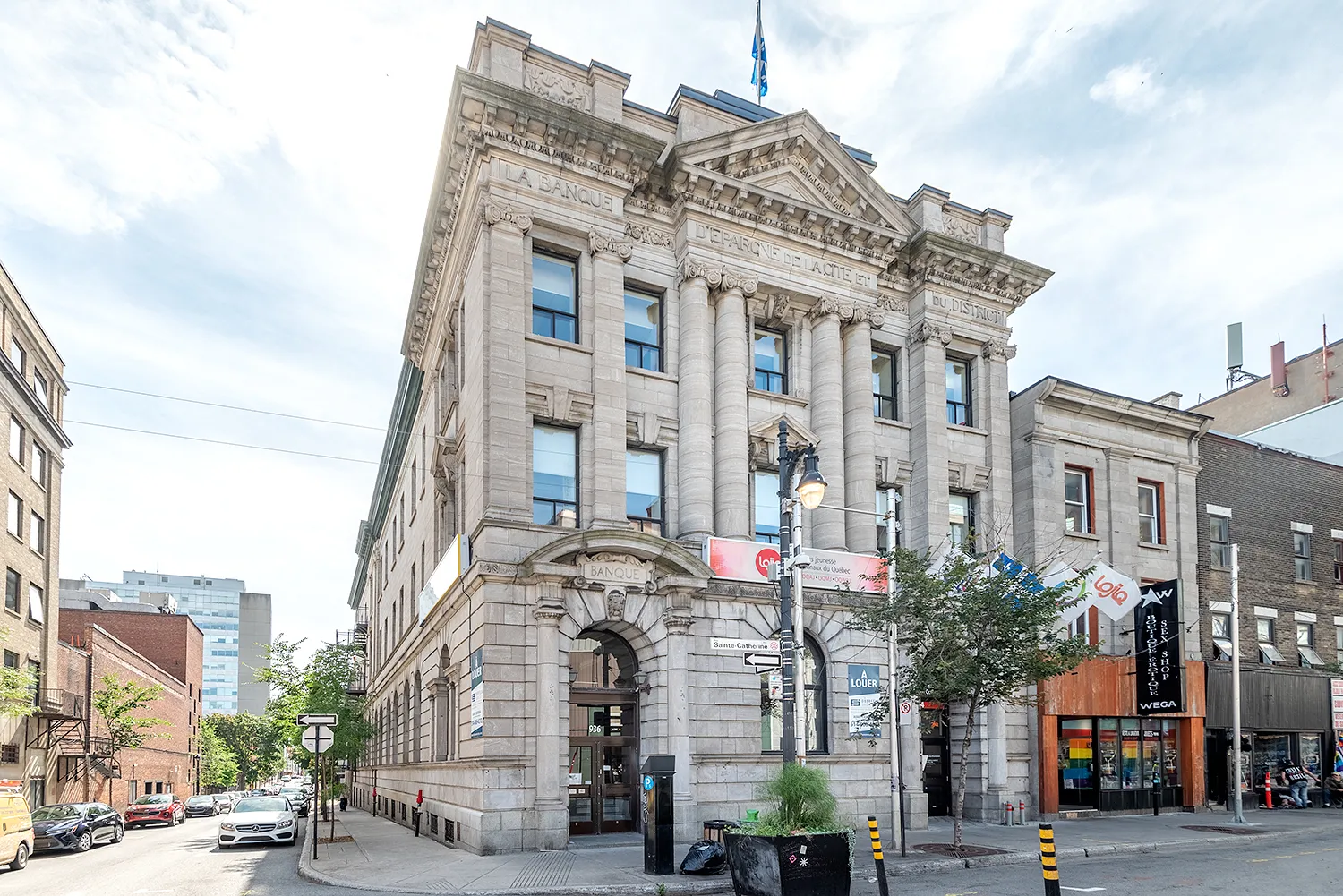 La Banque Sainte-Catherine, Village