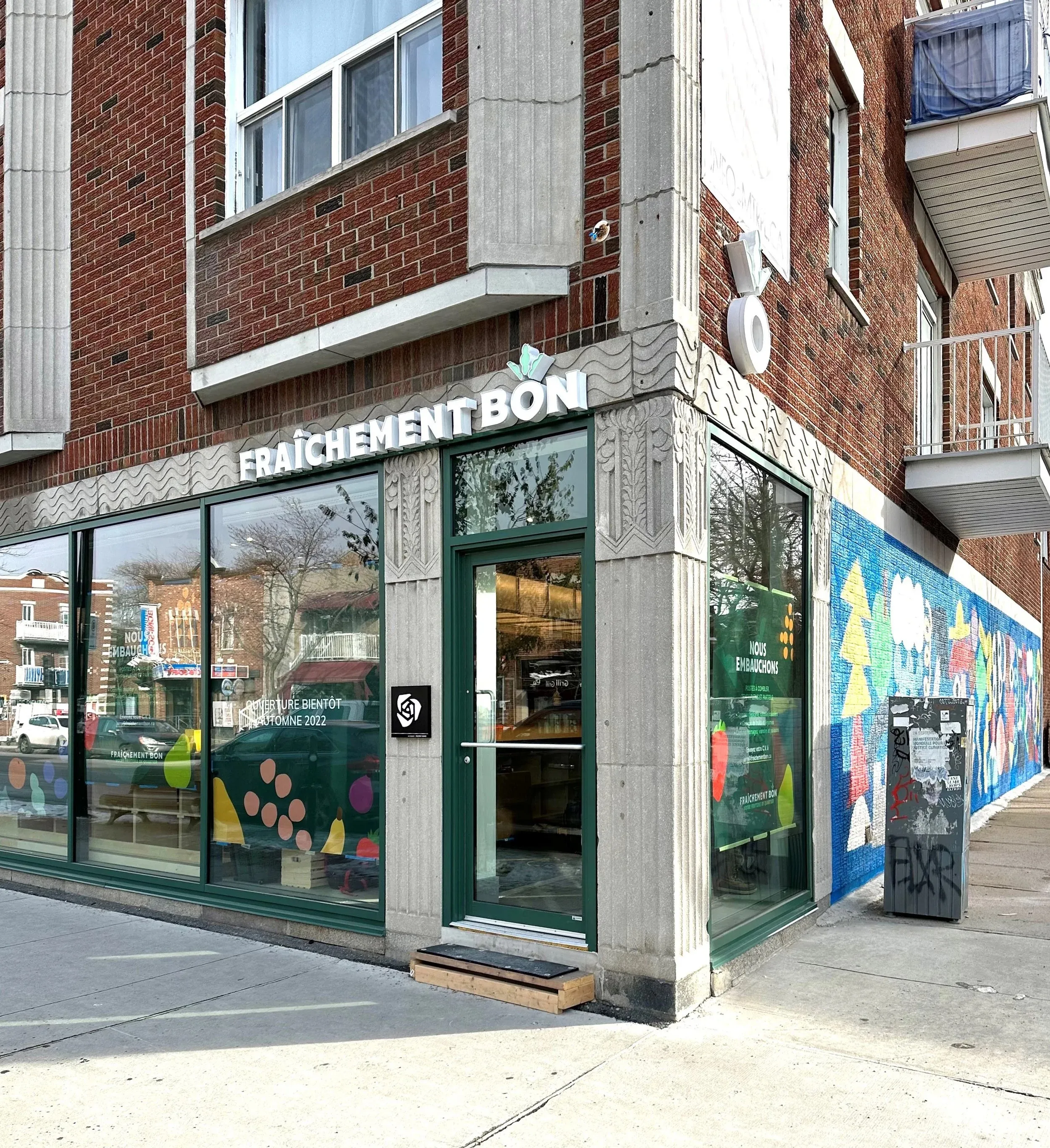600-618 Jarry Est: the Fraîchement Bon grocery on the corner
